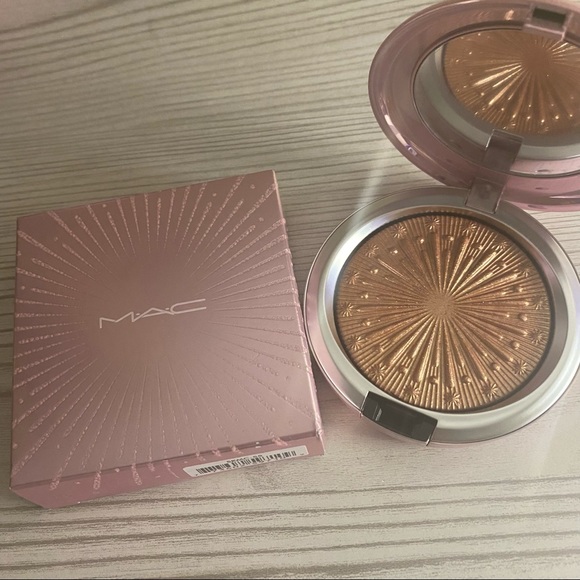 Mac Cosmetics Flare For The Dramatic Highlighter - Picture 2 of 7